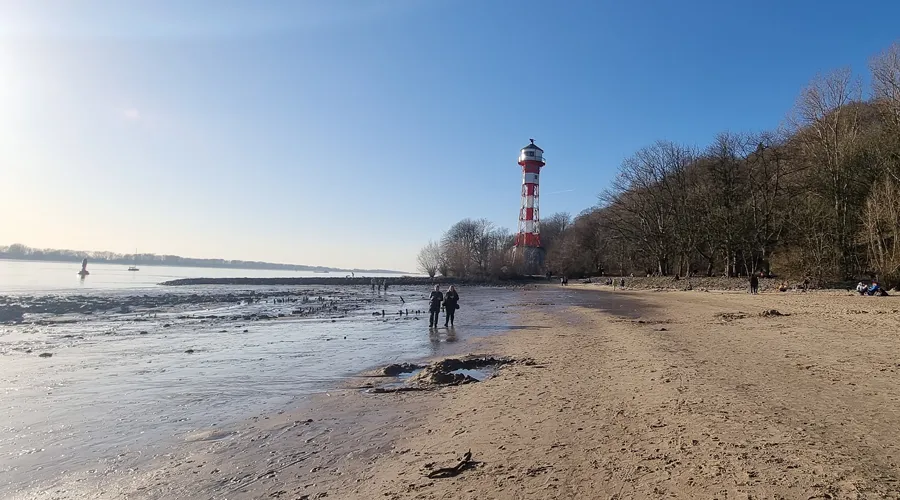 Gezeiten Hamburg: Ebbe an der Elbe Elbstrand in Hamburg bei Niedrigwasser mit freiliegendem Ufer