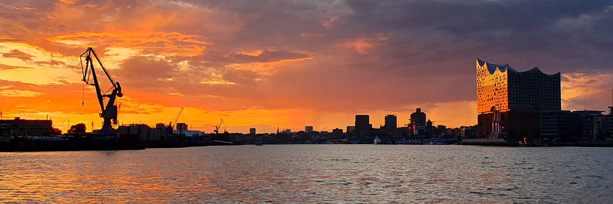 Sonnenuntergang auf einer großen Hafenrundfahrt in Hamburg