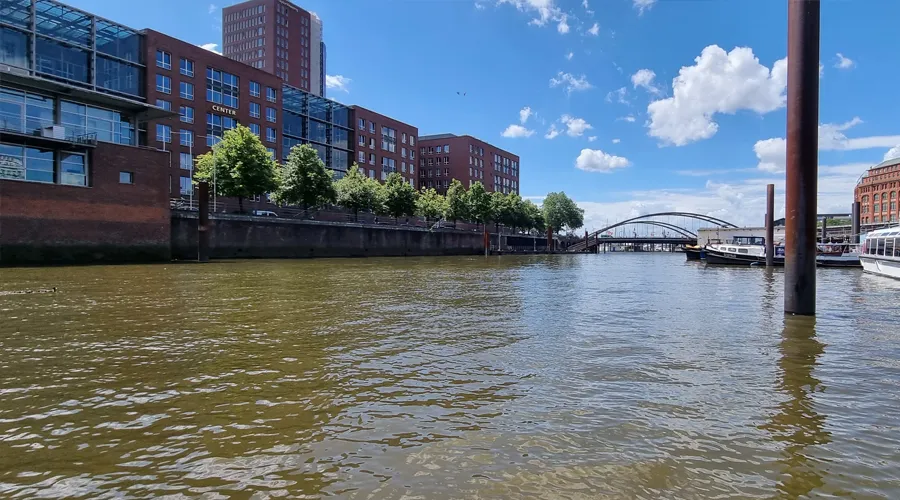 Niedrigwasser in der Speicherstadt Fleet in der Hamburger Speicherstadt bei Niedrigwasser mit sichtbaren Holzpfählen und Schlick