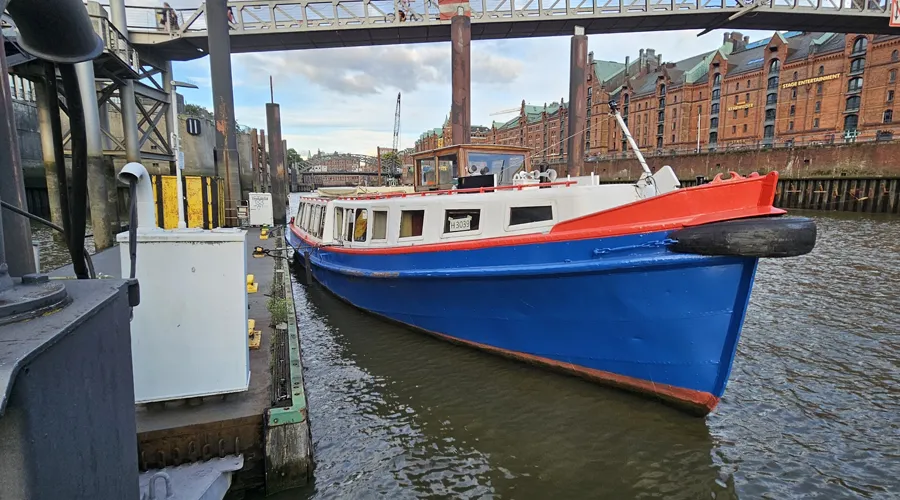 Speicherstadt bei passender Tide: Barkasse unter einer Brücke Barkasse fährt knapp unter einer Brücke in der Hamburger Speicherstadt hindurch