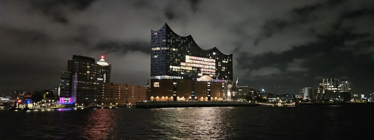 Tide Hamburg: Gezeiten an den Landungsbrücken St. Pauli Landungsbrücken in Hamburg an der Elbe, wo der Pegel für Ebbe und Flut steht